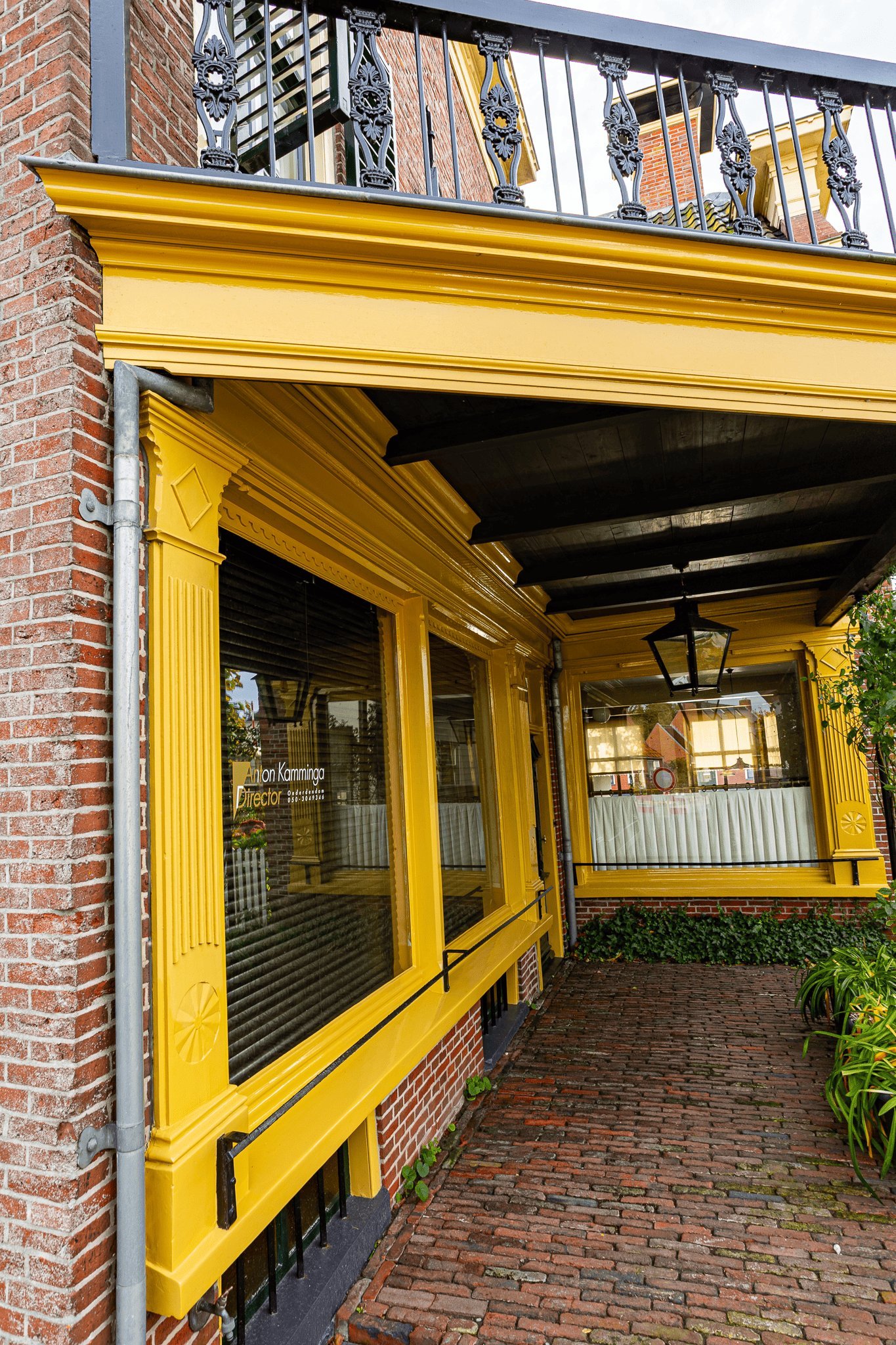 Gele kozijnen detail