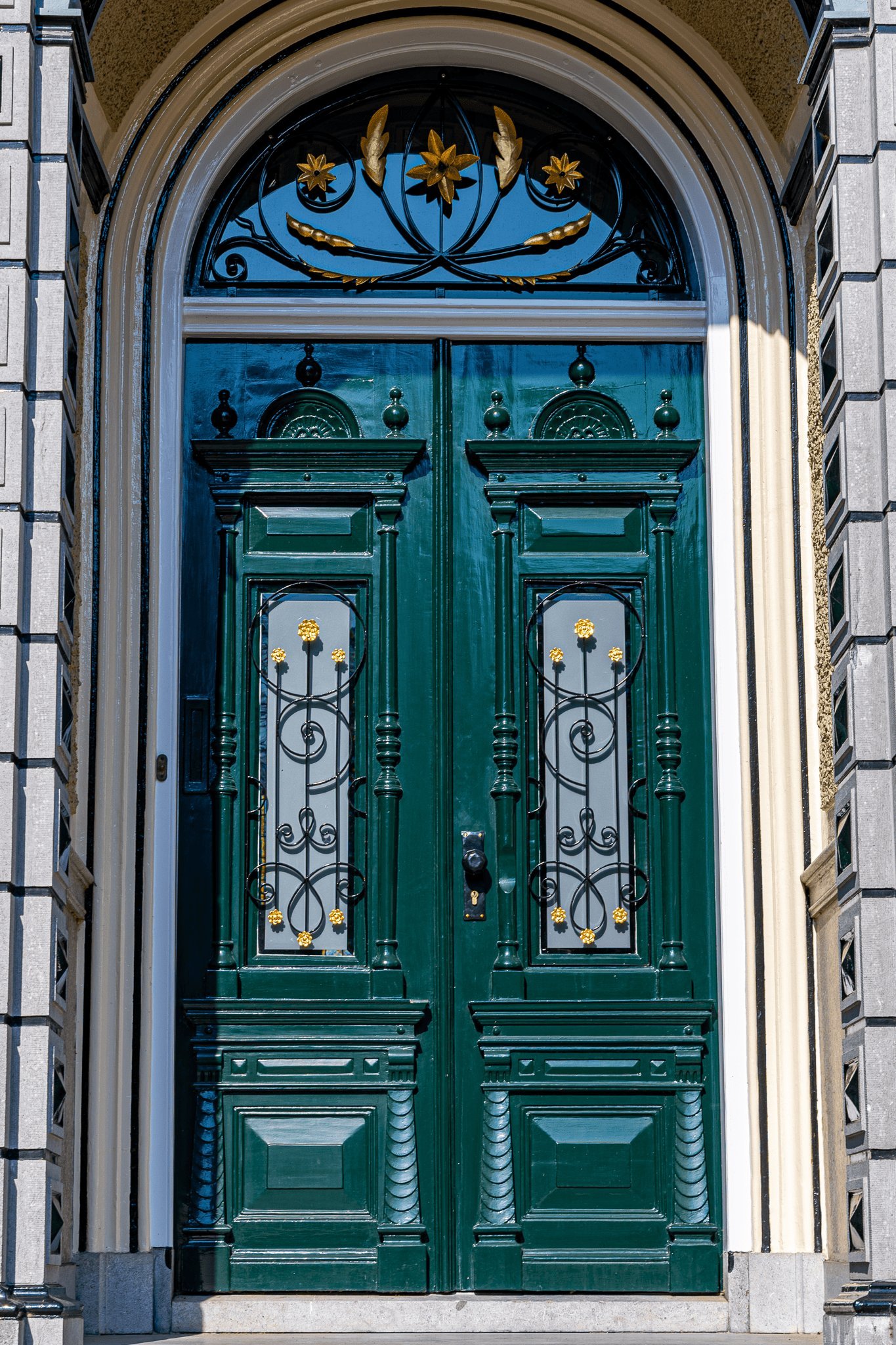 Monumentale dubbeldeur close-up