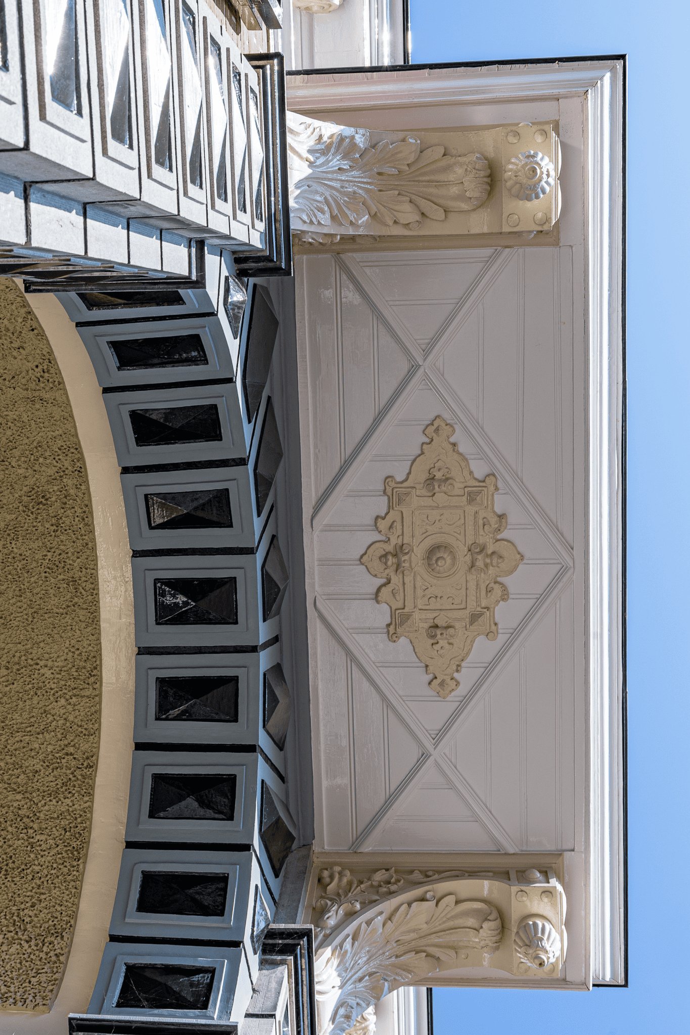 Sierelement boven ingang